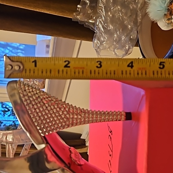 🎀Betsey Johnson Pollyyy Silver Metal Peep toe heels 👠 ♥️ - Picture 9 of 9